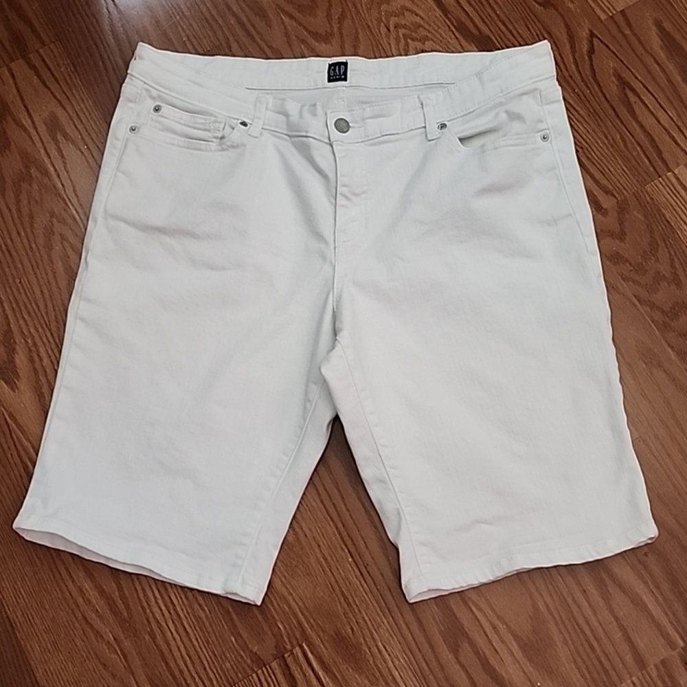 Gap bermuda‎ shorts size 33 very stretchy